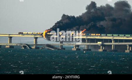 Krim, Russland. 08.. Okt. 2022. Schwarzer Rauch kommt von einem Feuer auf der Kerch-Brücke, die die Krim mit Russland verbindet, nachdem am Samstag, den 8. Oktober 2022, ein Lkw explodierte. Moskau kündigte an, dass ein Lkw explodierte, ein massives Feuer entfachte und die Schlüsselbrücke Kertsch beschädigte, die als einzige Landverbindung Russlands zur annektierten Krim errichtet wurde. Foto: Vladimir Mordunov/UPI Kredit: UPI/Alamy Live News Stockfoto