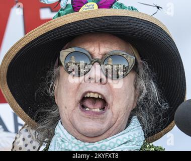 San Francisco, Usa. 14.. Mai 2022. Mitglieder der "Raging Grannies" protestieren bei einer Demonstration gegen den Sturz von Roe gegen Wade vor dem Rathaus in San Francisco am Samstag, den 14. Mai 2022. Foto: Terry Schmitt/UPI Credit: UPI/Alamy Live News Stockfoto