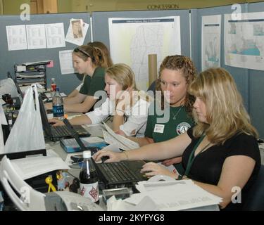 Hurrikan Katrina, Biloxi, Miss., 24. Mai 2006 -- Freiwillige des AmeriCorps National Civilian Community Corps (NCCC) koordinieren Teams, die den Opfern des Harrison County bei der Bergung des Hurrikans Katrina helfen. Michelle Miller-Freeck/FEMA. Stockfoto