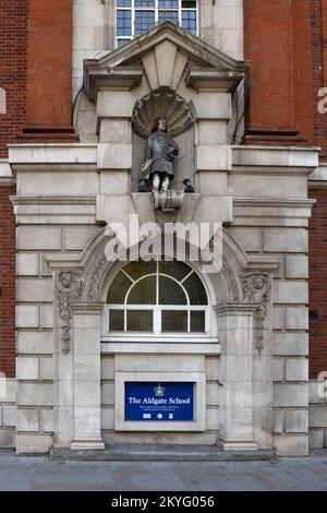 LONDON, Großbritannien - 19. NOVEMBER 2022: Tür zur Aldgate School im Duke's Place in der City of London Stockfoto