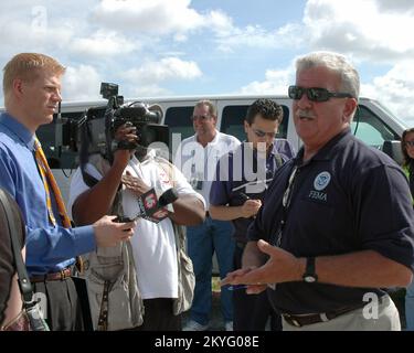 Hurricane Katrina, Purvis, MS., 28. Juli 2006 - Mike Miller, Leiter der FEMA-Notunterkunft, gibt Medienfragen im Reiseanhänger-/Mobilheim-Staging-Bereich aus. Michelle Miller-Freeck/FEMA Stockfoto