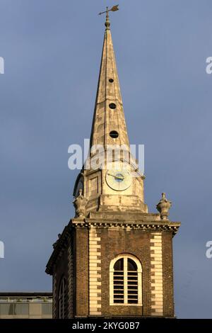 LONDON, Großbritannien - 19. NOVEMBER 2022: Turm und Kirchturm von Saint Botolph ohne Aldgate Church in der Aldgate High Street Stockfoto