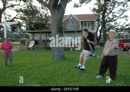 Hurrikan Katrina, Gulfport, Miss., 16. August 2006 – Lee (rechts) und Chi Chi Bryant spielen mit ihrer Enkelin vor ihrem fast vollendeten neuen Zuhause. Das alte Haus der Bryant wurde von Hurrikan Katrina zerstört. Mark Wolfe/FEMA Stockfoto