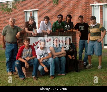 Hurrikan Katrina, Gulfport, Miss., 30. August 2006 – Schüler der Harrison County Vo-Tech High School, die am FEMA-Risikominderungsmodell gearbeitet haben, treffen sich mit ihrem Lehrer außerhalb des Klassenzimmers. Michelle Miller-Freeck/FEMA Stockfoto