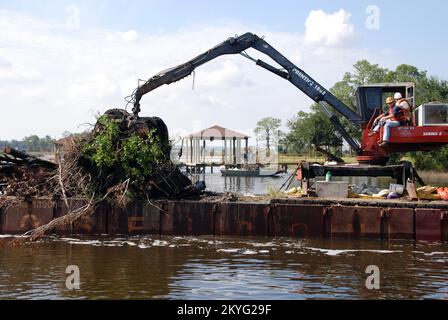 Hurrikan Katrina, Biloxi, MS, 9. Oktober 2007 – Arbeiter entfernen Reste von Meeresschutt aus Hurrikan Katrina entlang des Tchoutacabouffa Flusses. Die FEMA finanziert die Entfernung von nassem Schmutz, die die Küstenwache überwacht. Jennifer Smits/FEMA Stockfoto