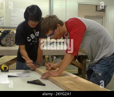 Hurricane Katrina, Gulfport, Miss., 30. August 2006 - Anthony Abella (L) und Garrett Wright markieren Bodenplatten für Wandbefestigungen an dem Modellhaus, das sie an der Harrison Central Vo-Tech Schule bauen. Michelle Miller-Freeck/FEMA Stockfoto