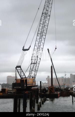 Hurrikan Katrina, Biloxi, MS, 23. Oktober 2007 – Eine Baumannschaft entfernt einen alten Haufen aus dem Biloxi Small Craft Harbor. Sobald alle Pfähle entfernt wurden, beginnt die Besatzung im Rahmen eines von der FEMA finanzierten öffentlichen Unterstützungsprojekts mit der Ausbaggerung des Hafens. Jennifer Smits/FEMA Stockfoto