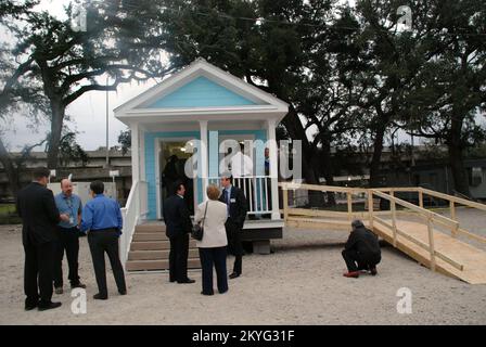 Hurricane Katrina, Biloxi, MS, 02/20/2008 -- während der ersten Konferenz der Teilnehmer des Pilotprogramms für alternative Wohnungen besuchten sie ein Mississippi Cottage. Die Konferenz dauerte zwei Tage und umfasste Vertreter aus Alabama, Louisiana, Mississippi und den AHPP-Programmen von Texas. Jennifer Smits/FEMA Stockfoto