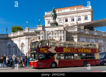 Wien, Österreich - 22. September 2022: Tourist wartet in der Schlange, um an Bord eines Big Bus Vienna Tour Bus in der Innenstadt von Wien für eine geführte Stadtbesichtigung zu gehen Stockfoto