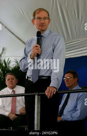 Hurrikan Katrina, New Orleans, LA, 27. August 2008 -- Admiral Harvey Johnson teilt die Bühne mit (von rechts nach links), Jim stark- Acting Associate Deputy Administrator-GCRO und Doug Whitmer- LA-TRO Stabschef. Der Admiral spricht an die MITARBEITER DER LA-TRO FEMA sowie Staats- und Regierungsbeamte zum 3.. Jahrestag des Hurrikans Katrina, der Wiederaufbau- und Anerkennungsveranstaltung. Jacinta Quesada/FEMA Stockfoto