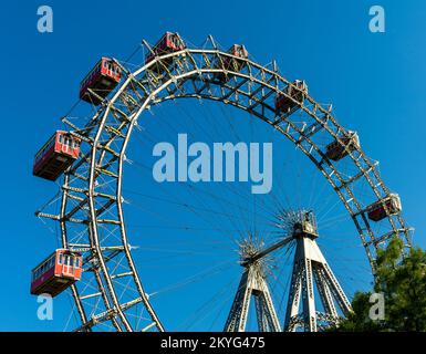 Wien, Österreich - 22. September 2022: Riesenrad im Prater-Stadtpark in der Wiener Innenstadt unter blauem Himmel Stockfoto