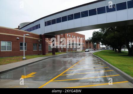 St. Bernard Parish, La., 13. August 2010 -- bis heute wurden fast $30,1 Millionen Dollar von der Federal Emergency Management Agency für die Chalmette High School nach dem Hurrikan Katrina finanziert. Lillie Long/FEMA Stockfoto