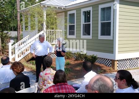 Hurrikan Katrina, Diamondhead, MS, 28. August 2008 -- Mississippi Gov. Wendy McDonald von Hayley Barbour und Habitat for Humanity nehmen an einem Open House für ein Mississippi Cottage Teil, das neu zu einem permanenten Cottage wurde. Eine vorgefertigte und konstruierte Befestigung wurde dem Cottage hinzugefügt, um die Struktur dauerhaft zu machen, und wurde vom FEMA Long Term Community Recovery-Personal in Mississippi entworfen. Das Cottage ist Teil des Pilotprogramms für alternative Wohnungen der FEMA, das nach alternativen Lösungen für Katastrophenunterkünfte sucht. Kiiva Williams/FEMA. Stockfoto