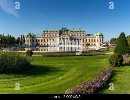 Wien, Österreich - 22. September 2022: Blick auf den Garten und das Schloss Oberes Belvedere in der Wiener Innenstadt Stockfoto