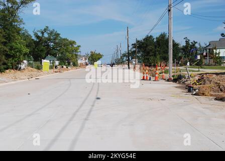 Hurrikan/Tropical Storm – Waveland, Miss. , 21. August 2010 -- Straßen-, Gehweg- und Abwasserreparaturen an der Coleman Ave. Sind dank FEMA- und CDBG-Geld fast fertig. Der Hurrikan Katrina verursachte erhebliche Schäden in der Gegend. Stockfoto