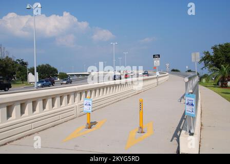 Hurrikan/Tropical Storm – Biloxi, Miss , 25. August 2010 -- die Biloxi/Ocean Springs Bridge wurde ersetzt, nachdem sie vollständig durch Wind und Sturmfluten von Hurrikan Katrina zerstört wurde. Stockfoto