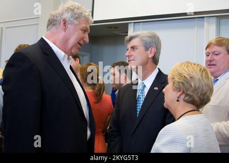 Hurrikan/Tropical Storm – Gulfport, Miss. , 29. August 2010 -- FEMA Stellvertretender Administrator Richard Serino spricht mit Mississippi LT. Gouverneur Phil Bryant auf dem Gulfport Hurrikan Katrina 5. Jubiläum. Stockfoto