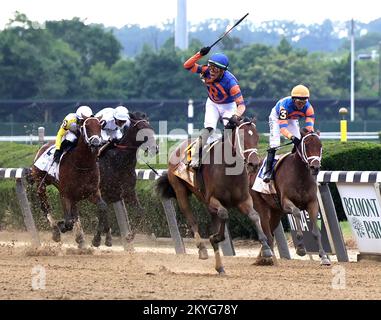 Elmont, Usa. 11.. Juni 2022. Mo Donegal, geritten von Brad Ortiz, Jr., gewinnt den 154.. Lauf der Belmont Stakes in Elmont, New York, am Samstag, den 11. Juni 2022. Foto: Mark Abraham/UPI Credit: UPI/Alamy Live News Stockfoto