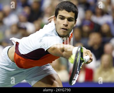 Flushing Meadow, Usa. 11. September 2022. Carlos Alcaraz aus Spanien gibt am Sonntag, den 11. September 2022, einen Schuss an Casper Ruud aus Norwegen bei den Herrenfinals der US Open Tennis Championships 2022 im Arthur Ashe Stadium im USTA Billy Jean King National Tennis Center in New York City zurück. Foto von John Angelillo/UPI Credit: UPI/Alamy Live News Stockfoto