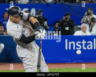 Toronto, Kanada. 25.. September 2022. New York Yankees designierter Hitter Aaron Judge schlägt am Mittwoch, den 28. September 2022, im siebten Inning gegen die Toronto Blue Jays im Rogers Centre in Toronto, Kanada, seinen 61.. Homerun. Aaron Judge hat den American League- und Yankees-Club-Rekord mit 61 Homeruns von Roger Maris verbunden. Foto: Andrew Lahodynskyj/UPI Credit: UPI/Alamy Live News Stockfoto