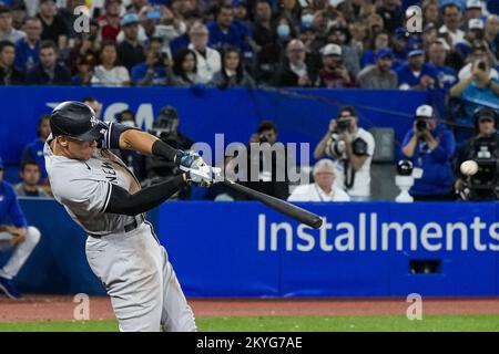 Toronto, Kanada. 25.. September 2022. New York Yankees designierter Hitter Aaron Judge schlägt am Mittwoch, den 28. September 2022, im siebten Inning gegen die Toronto Blue Jays im Rogers Centre in Toronto, Kanada, seinen 61.. Homerun. Aaron Judge hat den American League- und Yankees-Club-Rekord mit 61 Homeruns von Roger Maris verbunden. Foto: Andrew Lahodynskyj/UPI Credit: UPI/Alamy Live News Stockfoto