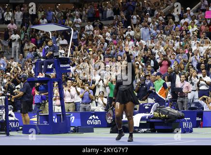 Flushing Meadow, Usa. 02.. September 2022. Serena Williams reagiert nach dem Spielpunkt, bevor sie das Spielfeld verlässt. Das ist vielleicht das letzte Mal, nachdem sie gegen Ajla Tomljanovic aus Australien in 3 der dritten Runde bei den US Open Tennis Championships 2022 im Arthur Ashe Stadium im USTA Billie Jean King National Tennis verloren hat Center in New York City, am Freitag, den 2. September 2022. Serena kündigte letzten Monat an, dass sie sich vom Tennis trennen werde, um sich auf die Entwicklung ihrer Familie und andere Aktivitäten zu konzentrieren. Foto: John Angelillo/UPI Credit: UPI/Alamy Live News Stockfoto