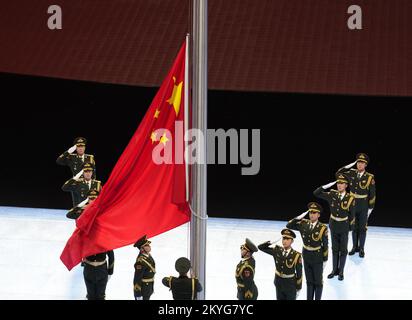 Peking, China. 04th. Februar 2022. Die Flagge Chinas trifft bei den Olympischen Eröffnungsfeiern im Nationalstadion bei den Olympischen Winterspielen 2022 in Peking am Freitag, den 4. Februar 2022, ein. Foto von Paul Hanna/UPI Credit: UPI/Alamy Live News Stockfoto