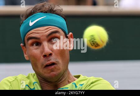 Paris, Frankreich. 05.. Juni 2022. Rafael Nadal aus Spanien gibt den Ball an Casper Ruud aus Norwegen zurück, während des Finales der Men's French Open in Roland Garros, außerhalb von Paris, Frankreich, am Sonntag, den 5. Juni, 2022. Nadal gewann den Titel 6-3, 6-3, 6-0. Foto: Maya Vidon-White/UPI Credit: UPI/Alamy Live News Stockfoto