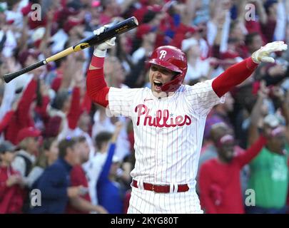 Philadelphia, Usa. 14. Oktober 2022. Philadelphia Phillies Rhys Hoskins reagiert nach einem drei-Lauf-Heimlauf im dritten Inning, um den Phillies am Freitag, den 14. Oktober 2022, in einem Spiel der National League Division Series im Citizens Bank Park in Philadelphia einen 4-0-Vorsprung vor den Atlanta Braves zu geben. Foto von Ray Stubblebine/UPI. Kredit: UPI/Alamy Live Nachrichten Stockfoto