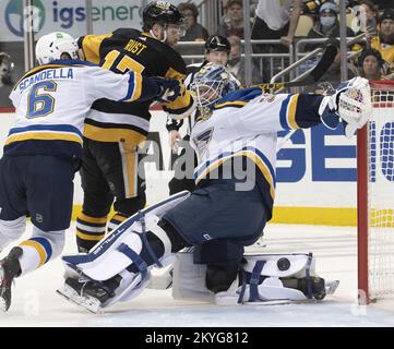 Pittsburgh, Usa. 05th Januar 2022. Pittsburgh Penguins der rechte Flügel Bryan Rust (17) punktet in der zweiten Periode gegen St. Louis Blues in der PPG Paints Arena in Pittsburgh am Mittwoch, den 5. Januar 2022, vom Torhüter Ville Husso (35). Foto von Archie Corper/UPI Credit: UPI/Alamy Live News Stockfoto