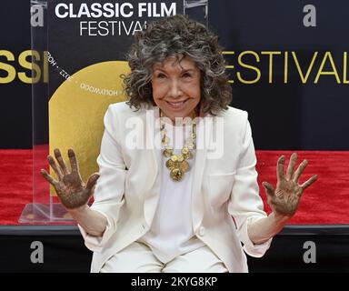 Los Angeles, Usa. 22. April 2022. Die Schauspielerin Lily Tomlin nimmt an einer Hand- und Fußabdruck-Zeremonie Teil, die sie am Freitag, den 22. April 2022, auf dem Vorplatz des TCL Chinese Theatre (ehemals Grauman's) im Hollywood-Teil von Los Angeles verewigt. Foto von Jim Ruymen/UPI Credit: UPI/Alamy Live News Stockfoto