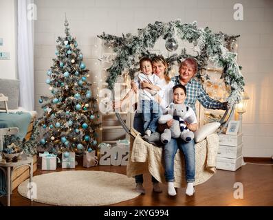 Frohe Feiertage. Familie feiert gemeinsam frohe Weihnachten Stockfoto