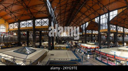 Budapest, Ungarn - 4. Oktober 2022: Panoramablick auf das Innere der Großen Markthalle im Zentrum von Budapest Stockfoto