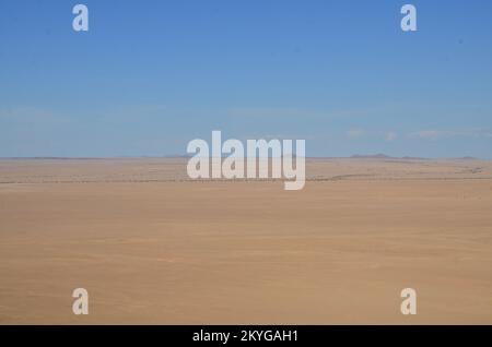 Mirabib einsamer malerischer Granit Rock in der Wüste Panorama Sonnenaufgang Stockfoto