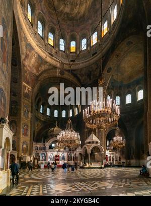 Sofia, Bulgarien - 30. Oktober 2022: Innenansicht der Haupthalle der Alexander-Newski-Kathedrale Stockfoto