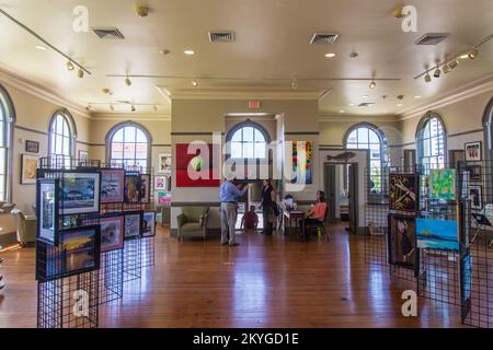 Gulfport, MS, 3. Juni 2015 - Innenansicht der historischen Carnegie Library, derzeit Heimat der Gulfport Galleria of Fine Art in Gulfport, Mississippi. Die 1916 erbaute Carnegie Library diente den Bedürfnissen von Harrison County viele Jahre lang, bevor die Bibliothek geschlossen und in eine neue Einrichtung verlegt wurde. Das historische Carnegie Library Gebäude wurde 2005 durch den Hurrikan Katrina beschädigt. Das neoklassizistische Revival-Gebäude aus dem Jahr 1916 wurde mit Unterstützung des Archiven- und Geschichtsministeriums von Mississippi und mit öffentlicher Unterstützung der FEMA restauriert. Stockfoto