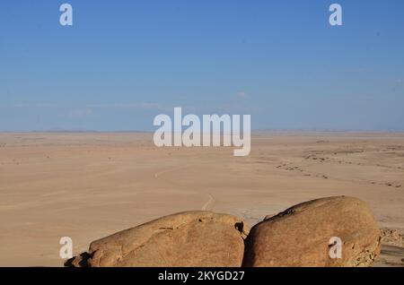 Mirabib einsamer malerischer Granit Rock in der Wüste Panorama Sonnenaufgang Stockfoto