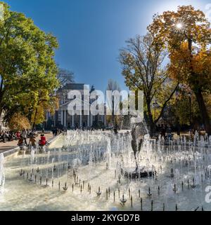 Sofia, Bulgarien - 30. Oktober 2022: Springbrunnen im Stadtgarten der Innenstadt von Sofia mit dem Gebäude des Nationaltheaters im Hintergrund Stockfoto