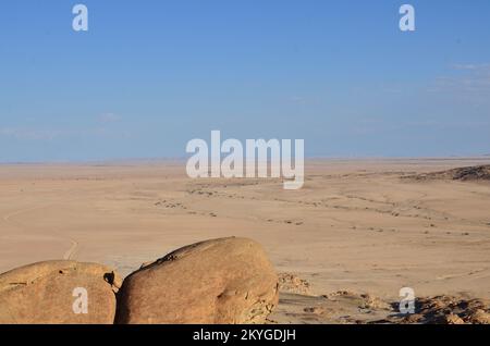 Mirabib einsamer malerischer Granit Rock in der Wüste Panorama Sonnenaufgang Stockfoto