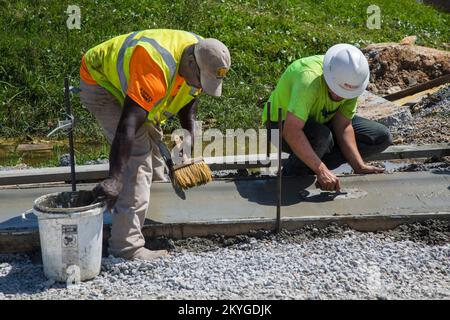 Biloxi, MS, 6. Mai 2015 - Bauarbeiter von Oscar Renda Contracting fertigen Betonvorbereitung für den Austausch von Aufkantung und Abflussrinne nach der Installation neuer Wasser- und Abwasserleitungen unter der 8.. Straße in Biloxi, MS. Die Wiederherstellung der Wasser- und Kanalisationsinfrastruktur von Biloxi ist Mississippis größtes FEMA-Projekt zur öffentlichen Unterstützung im Zusammenhang mit dem Wiederaufbauprogramm für den Hurrikan Katrina. Stockfoto