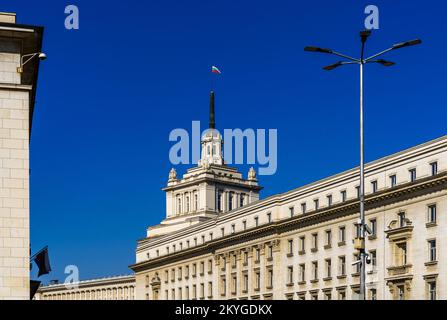 Sofia, Bulgarien - 30. Oktober 2022: Blick auf den Largo und das ehemalige Partyhaus in der Innenstadt von Sofia Stockfoto