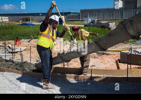 Biloxi, MS, 6. Mai 2015 - Bauarbeiter von Oscar Renda vertraglich unseren Beton in Vorbereitung auf den Austausch von Bordsteinen und Rinnen nach der Installation neuer Wasser- und Abwasserleitungen unter der 8.. Straße in Biloxi, MS. Die Wiederherstellung der Wasser- und Kanalisationsinfrastruktur von Biloxi ist Mississippis größtes FEMA-Projekt zur öffentlichen Unterstützung im Zusammenhang mit dem Wiederaufschwung durch den Hurrikan Katrina. Stockfoto