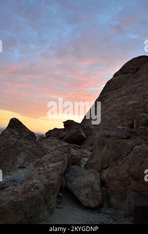 Mirabib einsamer malerischer Granit Rock in der Wüste Panorama Sonnenaufgang Stockfoto