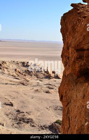 Mirabib einsamer malerischer Granit Rock in der Wüste Panorama Sonnenaufgang Stockfoto