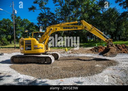 Biloxi, MS, 6. Mai 2015 – mit einem Hydraulikbagger für Schwermaschinen bereitet ein Bauarbeiter von Oscar Renda Contracting ein Straßenbett für die Pflasterarbeiten an der 8. Street in Biloxi, MS, vor. Die Wiederherstellung der Wasser- und Kanalisationsinfrastruktur von Biloxi (einschließlich der Sanierung der betroffenen Straßen) ist das größte FEMA-Projekt für öffentliche Unterstützung im Zusammenhang mit dem Wiederaufbauprogramm für den Hurrikan Katrina in Mississippi. Stockfoto