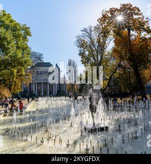 Sofia, Bulgarien - 30. Oktober 2022: Springbrunnen im Stadtgarten der Innenstadt von Sofia mit dem Gebäude des Nationaltheaters im Hintergrund Stockfoto