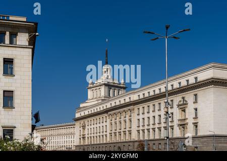 Sofia, Bulgarien - 30. Oktober 2022: Blick auf den Largo und das ehemalige Partyhaus in der Innenstadt von Sofia Stockfoto