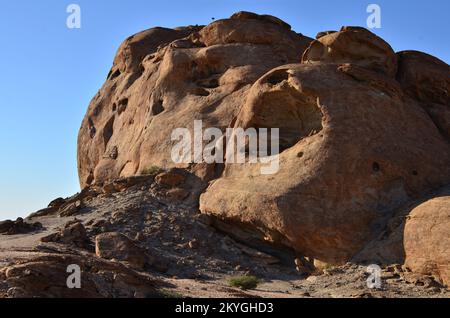 Mirabib einsamer malerischer Granit Rock in der Wüste Panorama Sonnenaufgang Stockfoto