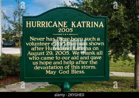 Waveland, MS, 21. Juni 2015 - Historische Markierung vor dem Waveland School Civic Center, Waveland, Mississippi. Das Waveland School Civic Center wurde 2005 durch den Hurrikan Katrina schwer beschädigt. Die Sanierung des Waveland School Civic Center wurde mit Mitteln der FEMA Public Assistance (PA) ermöglicht. Stockfoto