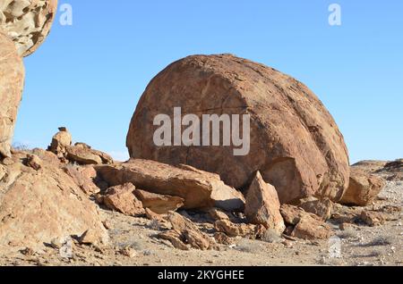 Mirabib einsamer malerischer Granit Rock in der Wüste Panorama Sonnenaufgang Stockfoto